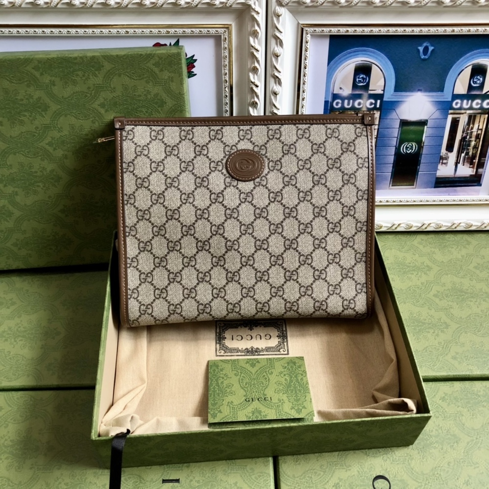 Gucci Aria GG Supreme Medium Pouch